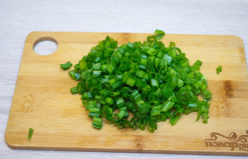 1. Этап. Окрошка классическая: Свежую зелень нарезаем мелко. У меня в холодильнике был только свежий зеленый лук.