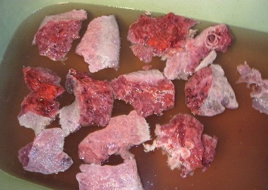 1. Этап. Легкое оленя, запеченное на огне: 3. Нарезаем легкое на более мелкие куски и опять вымачиваем. Затем вынимаем легкое из воды и отжимаем.