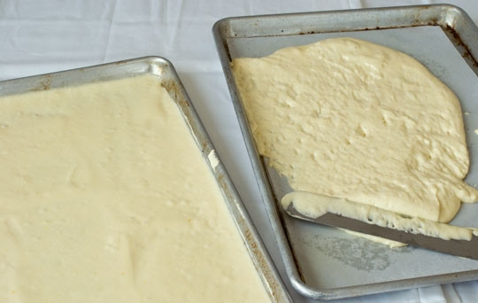 1. Этап. Бисквитный торт с шоколадом: 9. Подготовьте два больших противня. Застелите их пергаментом, смазанным маслом. Вылейте тесто.