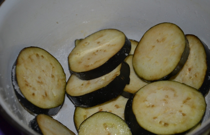 1. Этап. Баклажан по-гречески: 1. Баклажаны моем, нарезаем ломтиками и посыпаем солью. Пускай немного постоят, чтобы вышла горечь.