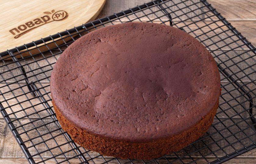 1. Этап. Постный шоколадный кекс: После достаньте кекс из духовки, дайте остыть около 10 минут и извлеките из формы. Полностью остудите до комнатной температуры. На этом этапе можно уже остановиться, посыпать кекс сахарной пудрой и подавать.