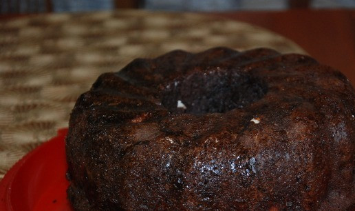 1. Этап. Пирог Кокетка: Проткните пирог деревянной палочкой. Если она сухая, то вынимаем его из духовки. Дайте ему чуть-чуть остыть и выложите его в блюдо.