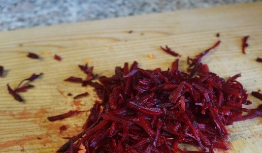 1. Этап. Салат из овощей и яблока Рубиновый: Свеклу очистить, натереть на терке для моркови «по-корейски».