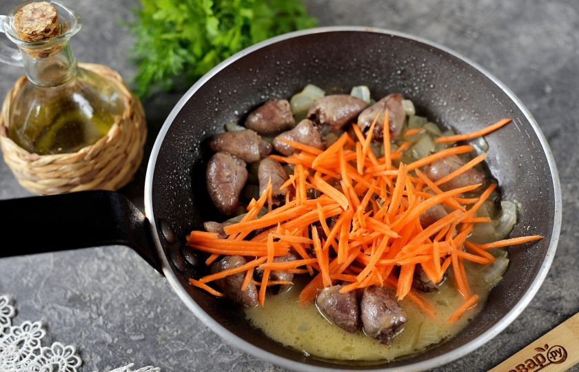 1. Этап. Куриные сердечки тушеные с тыквой в сметанном соусе: Спустя время добавьте в сковороду натертую морковь, тушите еще минут 10.