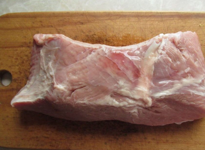 1. Этап. Свиной шашлык по-украински: 1. Промойте мясо под проточной водой и нарежьте кубиками 4х4 сантиметра.