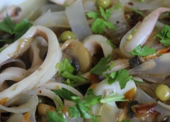 1. Этап. Салат с кальмарами и шампиньонами: 6. Соедините винный уксус и соевый соус. Для любителей острого могу посоветовать добавить щепотку чили. Полейте все заправкой и аккуратно перемешайте. Вот и весь секрет приготовления салата с кальмарами и шампиньонами в азиатском стиле. Добавьте щепотку свежей зелени и подавайте к столу. Приятного аппетита.