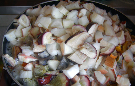 1. Этап. Пирожки с грибами в духовке: Для начала мы промываем грибы и очищаем их от грязи. Затем нарезаем на небольшие кусочки, выкладываем на сковороду и жарим, пока из них не выпарится лишняя влага.