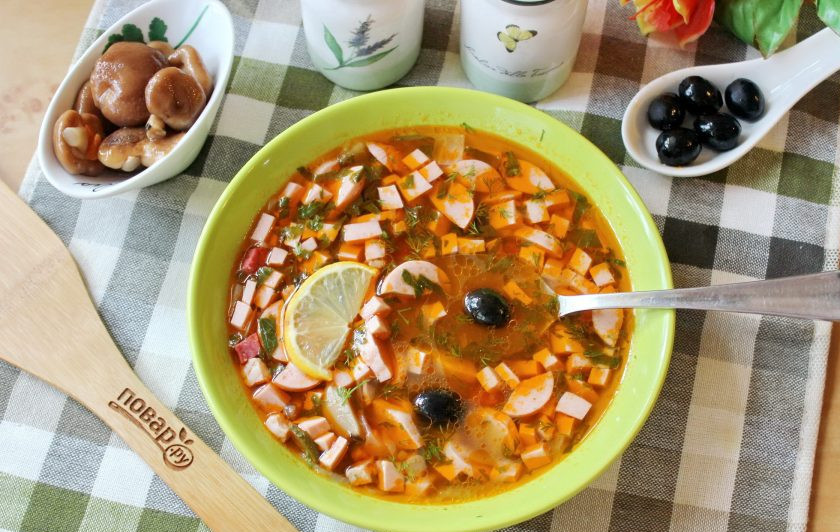 1. Этап. Солянка с солеными грибами: Солянка с солеными грибами готова. Подавайте суп с ломтиком лимона и сметаной по желанию.