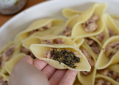 1. Этап. Фаршированные конкильони с курицей: И выкладываем песто.