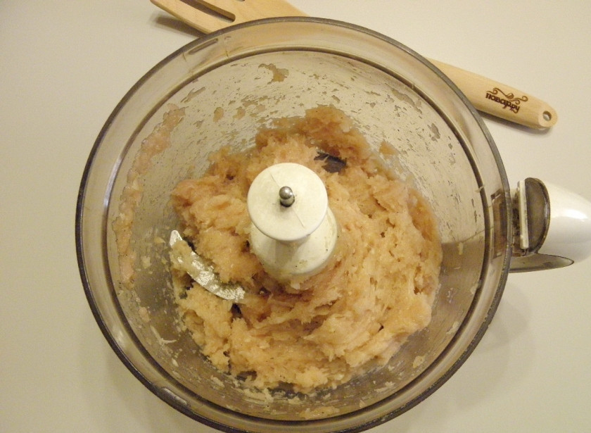 1. Этап. Котлетки из куриных грудок: Измельчайте фарш до однородного состояния.