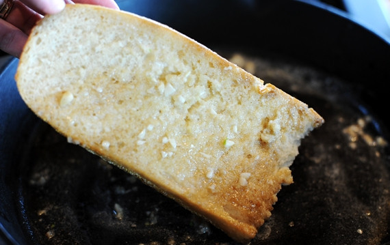 1. Этап. Чесночные гренки с сыром: 5. Порежьте хлеб на 4 части.