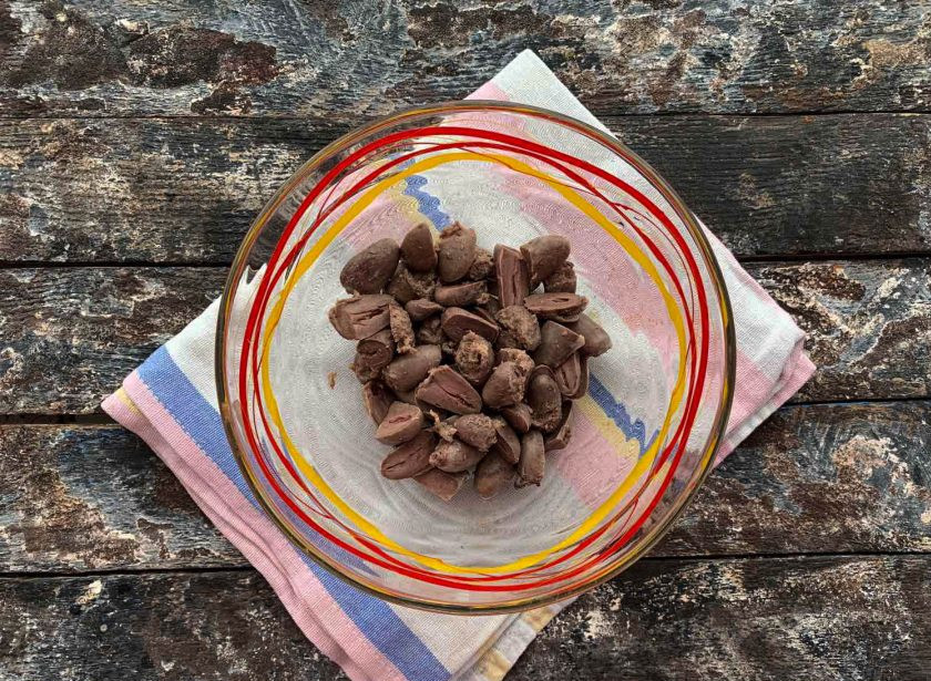 1. Этап. Салат Сердцеедка с куриными сердечками: Куриные сердечки нарежьте пополам и выложите в глубокую тарелку.