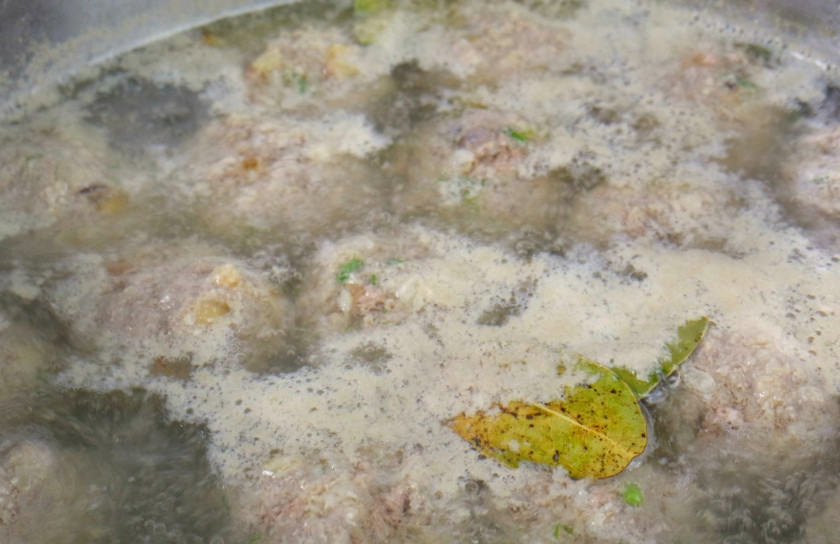 1. Этап. Суп с фрикадельками без зажарки: В кипящую воду кладем скатанные фрикадельки и картошку. Бросаем перчик горошком и лавровый лист. Теперь у нас будет вариться бульон. Надо следить, чтобы он не стал мутным, снимайте с него вовремя пену.