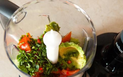 1. Этап. Кесадилья с индейкой: Для начала необходимо приготовить соус гуакамоле, без которого кесадильи обычно не подают. Кладем в чашу блендера помидоры, половину кинзы, зеленого лука, перца чили и очищенный авокадо. Добавляем немножко сока лайма. Измельчаем до однородности. Соус готов.