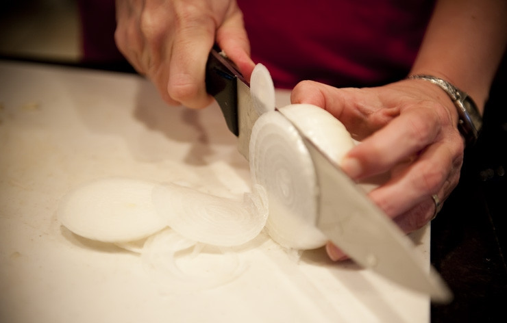 1. Этап. Карбонара со сливками: Лук нарезаем тонкими кольцами.