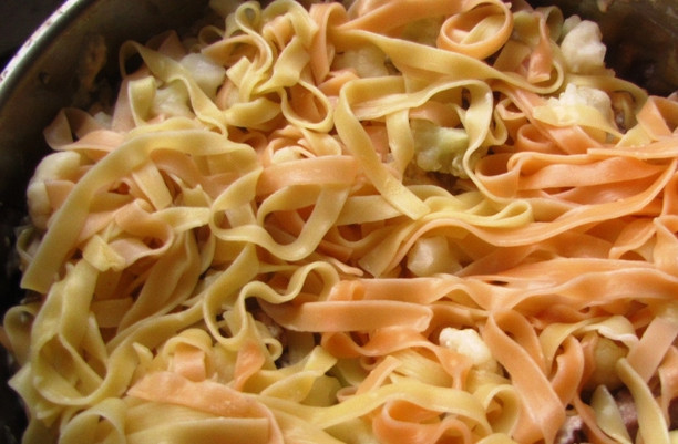 1. Этап. Гратен со свининой: Тут же кладем отваренную лапшу.