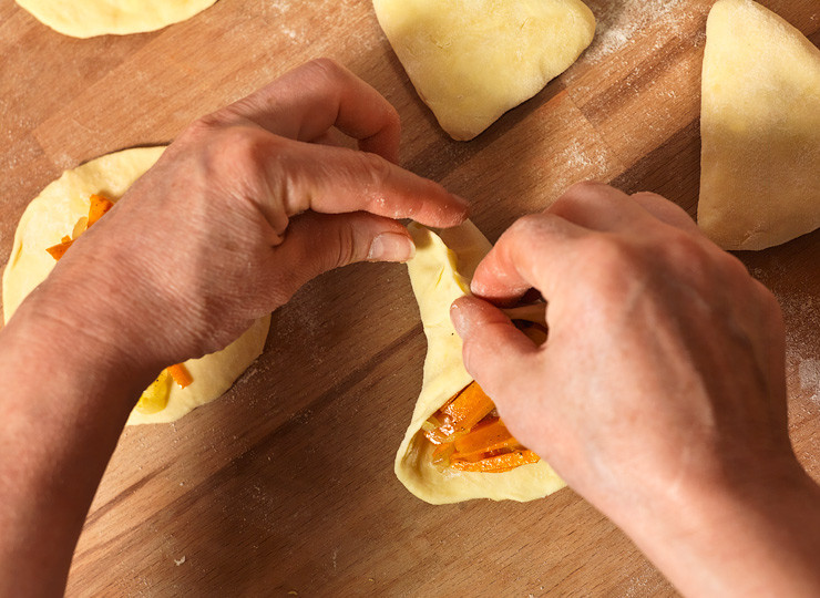 1. Этап. Самса с тыквой: 7. Теперь особый процесс - залепить края. Примерно треть залепить продольно.