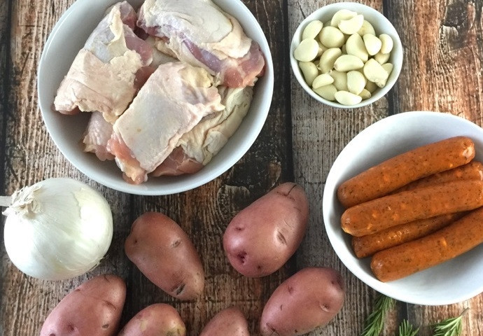 1. Этап. Сытный ужин: 1. Вымойте мясо и оботрите насухо салфетками. Вымойте картофель и нарежьте его крупными кусочками. Очистите зубчики чеснока, очистите от шелухи одну большую или 2 маленьких луковицы.