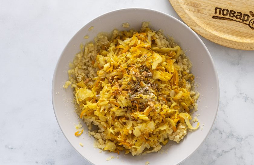 1. Этап. Котлеты из гороха и капусты: Добавьте овощную зажарку, измельченный чеснок и все специи. Посолите и поперчите по вкусу.