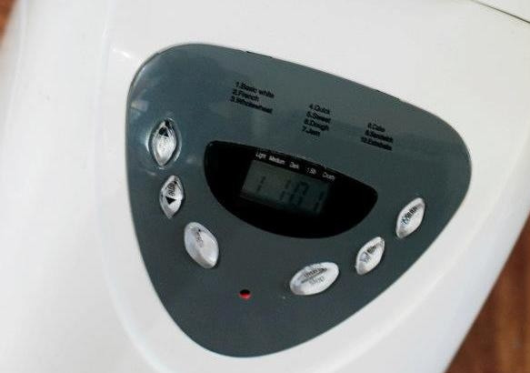 1. Этап. Белый хлеб в хлебопечке: Закрываем крышку. Дальше хлебопечь все сделает сама, а мы можем заняться чем-нибудь более интересным.