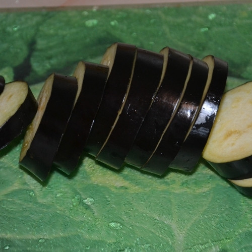 1. Этап. Баклажаны по-гречески: Баклажаны нарезаем на кружочки толщиной примерно 5 мм.