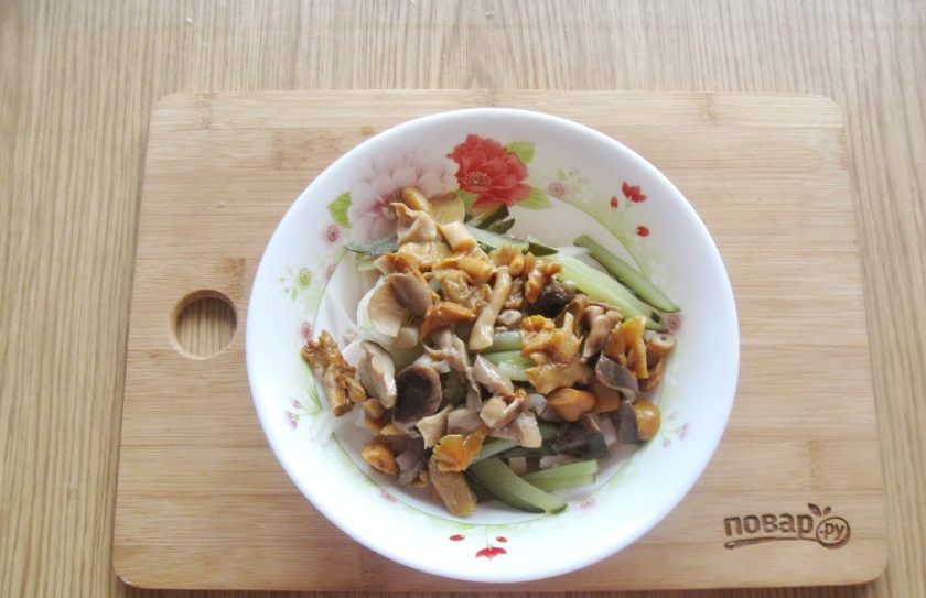 1. Этап. Салат с ветчиной и маринованными грибами: Добавьте в салат маринованные грибы. Мелкие можно не резать.