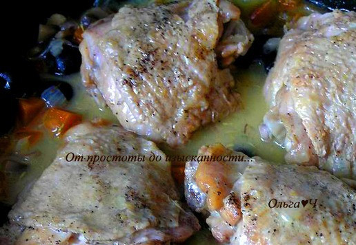 1. Этап. Курица с грибами и маслинами: Переверните курицу другой стороной. Готовьте еще 15 минут.