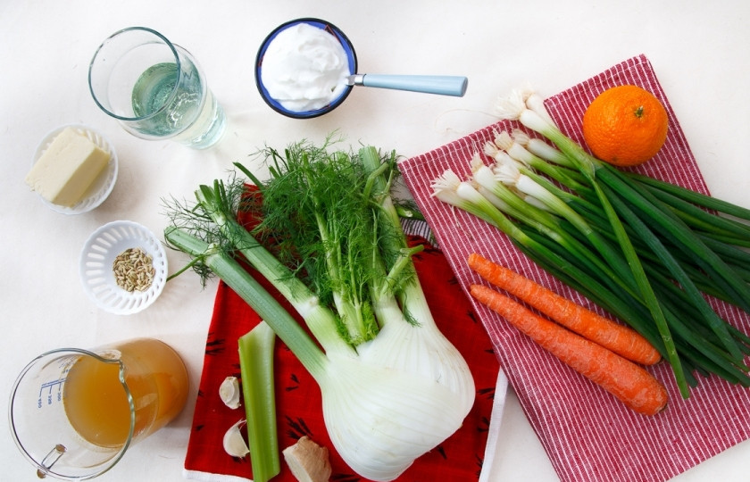 1. Этап. Морковный суп-пюре с фенхелем: Подготовьте все ингредиенты. Помойте их, просушите.