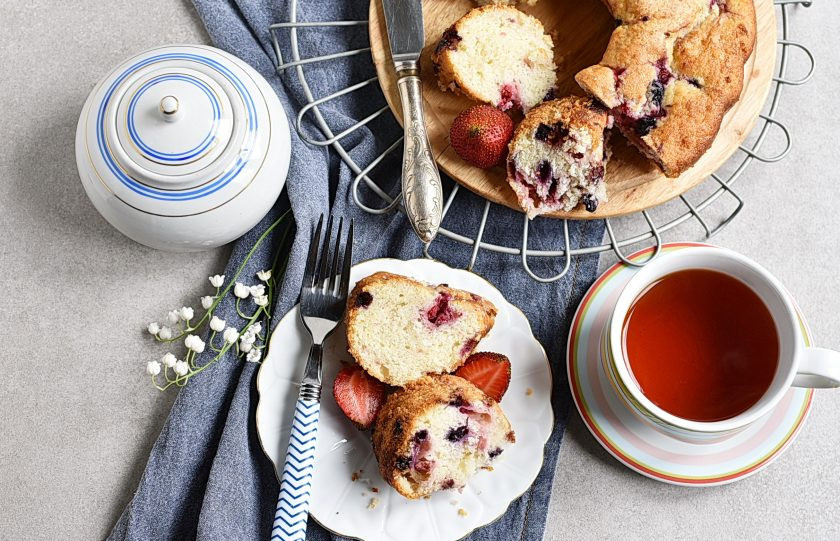 1. Этап. Быстрый пирог с ягодами: Подавайте пирог теплым. Пирог очень нежный, проще нарезать его в форме и вынимать частями. Пирог не нуждается в дополнениях, он хорош сам по себе.