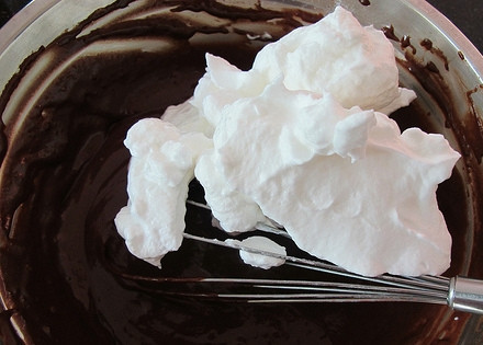 1. Этап. Шоколадный бисквит для торта: 7. Условно разделите белковую массу на 3 части, порционно вводите взбитые белки в тесто.