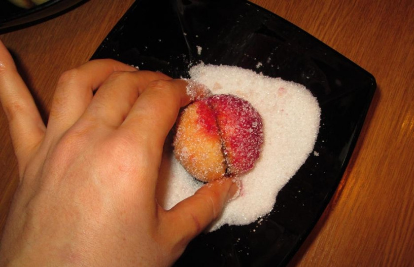 1. Этап. Печенье Персики: 11. После этого - сразу макаем печенье в сахар.