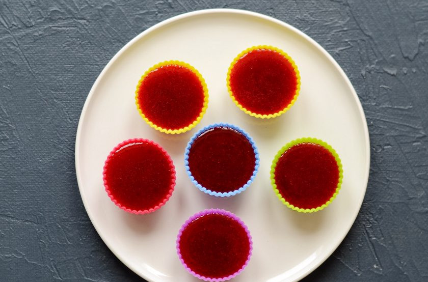 1. Этап. Мармелад из брусники: Разлейте пюре по формочкам. Оставьте застывать в холодильнике на 2 часа.