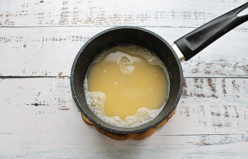 1. Этап. Каша по-монастырски в мультиварке: Пшено залейте горячей водой и дайте постоять 10 минут. Затем тщательно промойте в теплой воде.