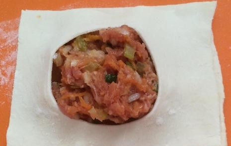 1. Этап. Слоеные пирожки с фаршем и овощами: На остальные прямоугольники выкладываем фарш, а затем накрываем прямоугольником с отверстием.