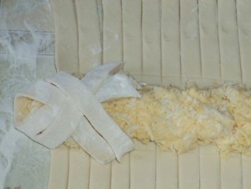 1. Этап. Слоеный сырный пирог: И начинаем формировать пирог, переплетая ленточки из теста, как косичку. По такому же принципу делаем и второй пирог.