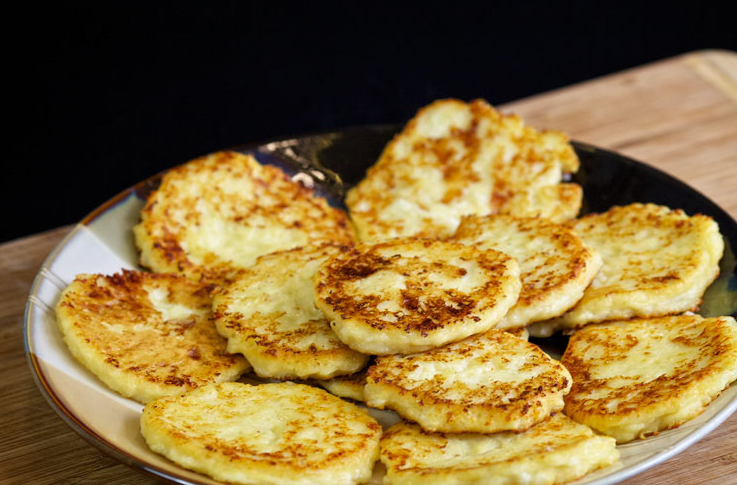 1. Этап. Пышные сырники из творога: 4. Готово! Через 15 минут получаем свежее и вкусное лакомство!