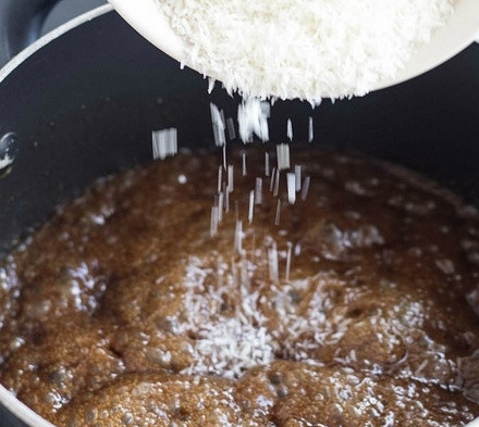 1. Этап. Датский Пирог мечты: 6. Всыпьте кокосовую стружку. Снимите сотейник с огня.