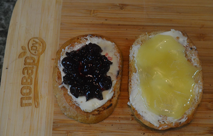 1. Этап. Завтрак в замке Винтерфелл: 5. На один кусочек хлеба положите варенье, а на другой - мед.