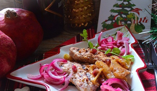 1. Этап. Индейка с ананасами на гриле: Как правило, к такому блюду гарнир не подаётся. Достаточно маринованных овощей, в моём случае красный лук.