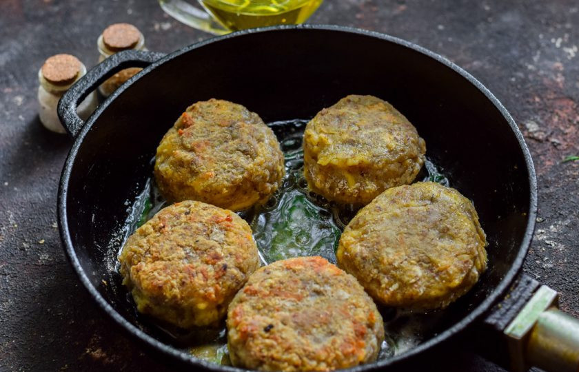 1. Этап. Гречневые котлеты с сыром: В сковороде прогрейте растительное масло, выложите котлеты и жарьте с обеих сторон по 4 минуты.