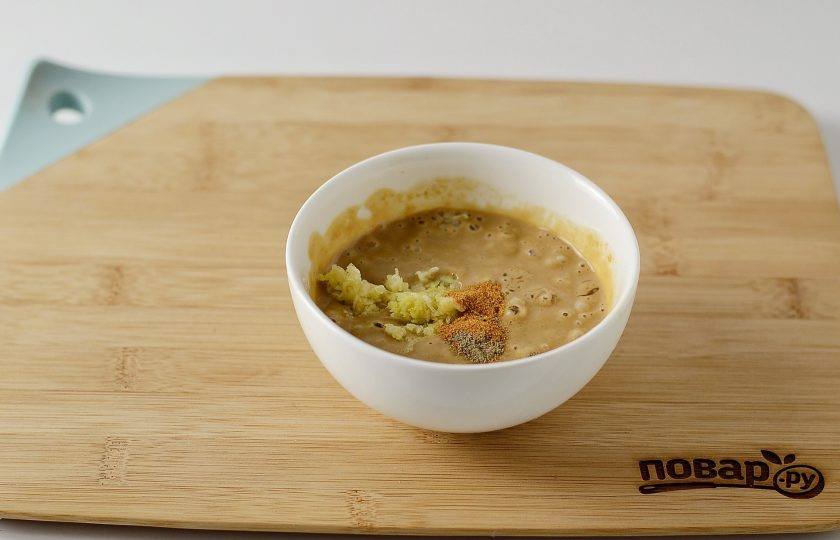 1. Этап. Соус для роллов: Добавьте в соус чеснок, имбирь, черный молотый перец и чили по вкусу.