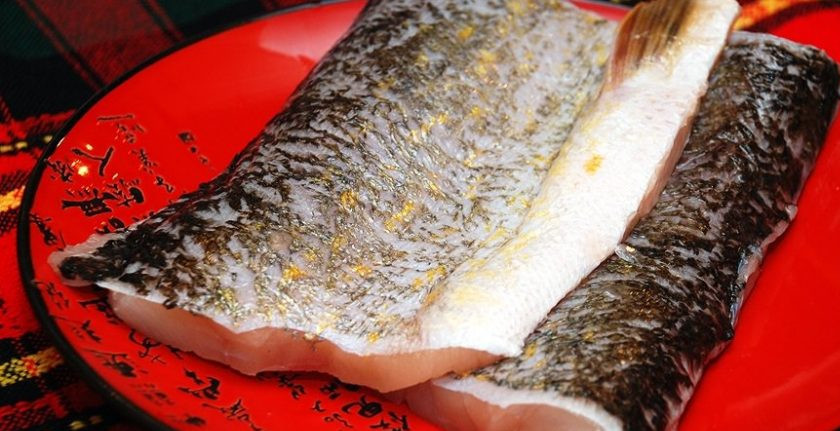 1. Этап. Расстегай с рыбой (простой рецепт): Начинаем с подготовки филе щуки. Очищаем его, хорошенько промываем под водой.