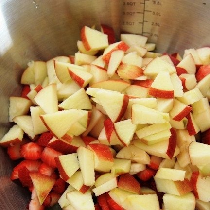 1. Этап. Фруктовый салат с медовым сиропом: Следующим ингредиентом, отправляющимся в салатницу, является яблоко, нарезанное на дольки.