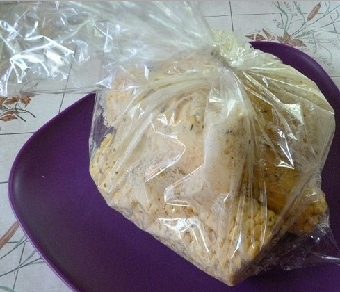 1. Этап. Кукуруза, запеченная в рукаве: 2. Далее помещаем початки в рукав (или в пакет) для запекания. Завязываем края, делаем несколько отверстий сверху для выхода пара. Отправляем в духовку.