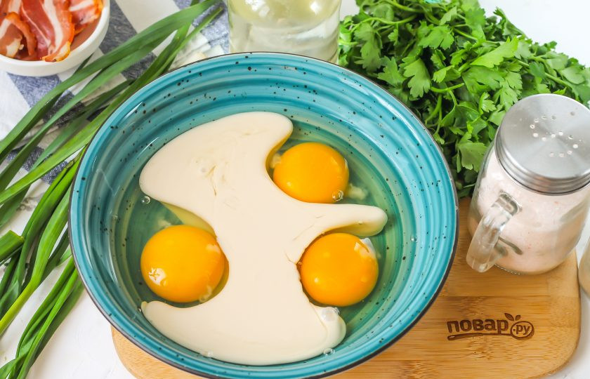 1. Этап. Омлет на ряженке: Вбейте в глубокую емкость куриные яйца, влейте ряженку, всыпьте 1-2 щепотки соли. Тщательно все взбейте.