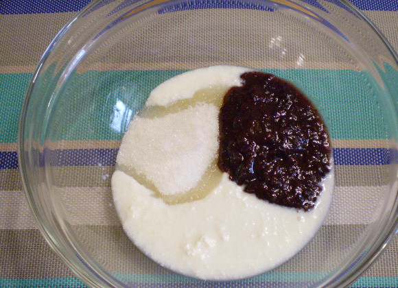 1. Этап. Коврижка с вареньем на кефире: 2. Смешиваем варенье с кефиром и сахаром.