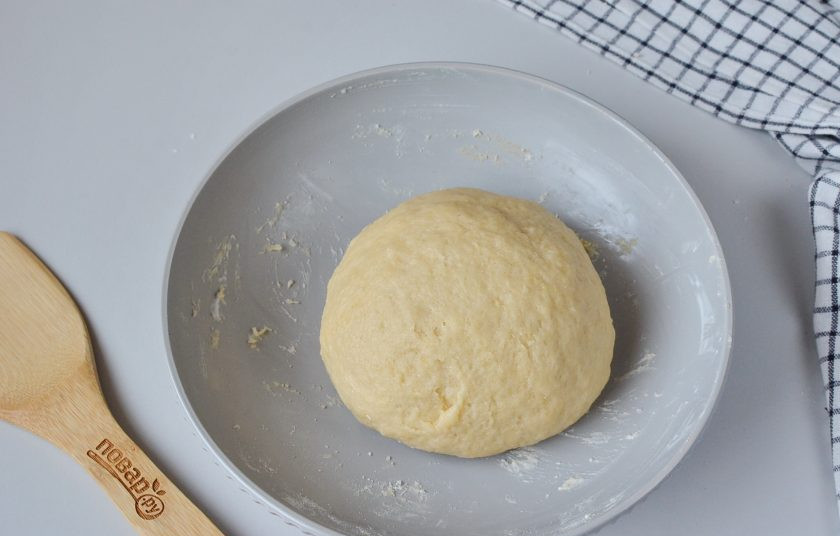 1. Этап. Песочное тесто без масла: Замесите мягкое тесто. Начинаю замес я ложкой, а когда мука хорошо увлажнится, то перехожу на рабочий стол и домешиваю руками. Вот и все, тесто готово, в охлаждении не нуждается.