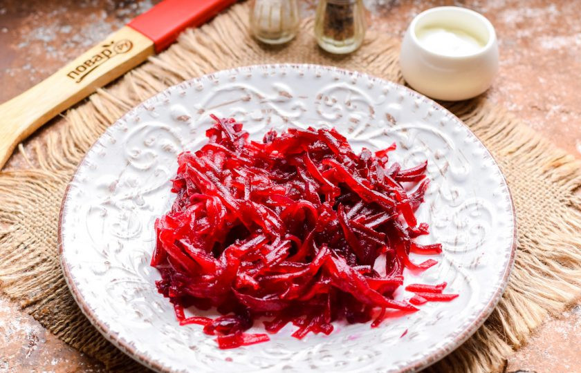 1. Этап. Салат Чингисхан со свеклой: Свеклу очистите и натрите на средней терке.