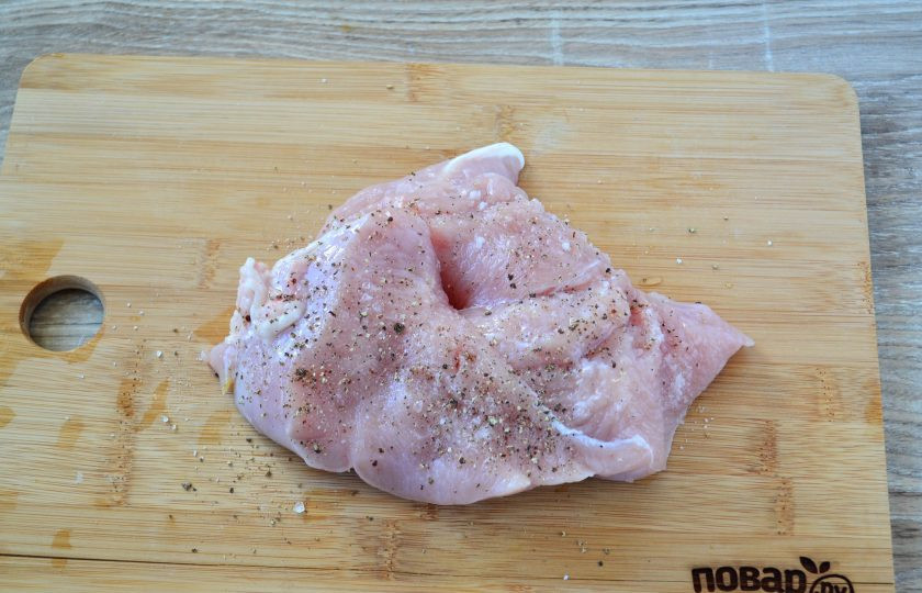 1. Этап. Индейка с мандаринами: Филе промойте и обсушите бумажными полотенцами. Посолите и поперчите филе с обеих сторон.