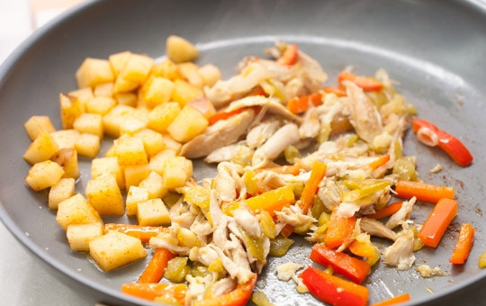 1. Этап. Мексиканский бурито: Добавьте картошку минуты через 2 и обжарьте все пару минут.